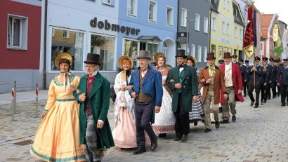 Archivbild: u
Der Festspielverein ist heute zum zweiten Mal alleiniger Veranstalter der Hirschauer Kirwa. Am Kirchweihsonntag, 4. September, werden die Mitglieder des Festspielvereins wieder in ihren Kostümen am Kirchen- und Festzug teilnehmen.