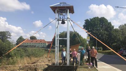 Bild: wro
Der Glockenturm war ein Wunsch der Bewohner von Kornthan. Federführend bei der Umsetzung des Vorhabens war Wolfgang Stock (Dritter von rechts). Am Freitag machte sich Bürgermeister Toni Dutz (links) ein Bild vom Baufortschritt.