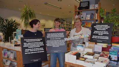 Bild: ubb
Drei Frauen freuen sich über ihre gelungene Präsentation: (von links) Buchhändlerin Stefanie Teicher, Studentin Hannah Mehler und Sonja Schmid von „Demokratie leben“ haben die Ausstellung innerhalb von knapp zwei Wochen nach Tirschenreuth geholt. Weitere Stationen sind in Bärnau, Kemnath und Waldsassen geplant.