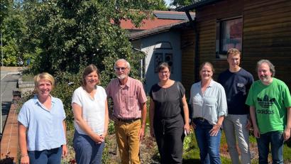 Bild: Veronika Peters-Brunner/exb
Politikerinnen der Grünen besuchten den Bio-Obstbetrieb von Hans-Michael Pirtsch in Pfreimd.