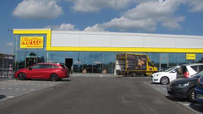 Bild: sei
Am Tag vor der Eröffnung wurde im neuen Supermarkt noch fleißig gearbeitet, eingeräumt und geputzt. Auch der Kundenparkplatz wurde nochmal gefegt.