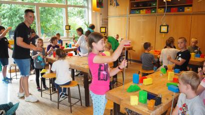 Bild: krb
Mit Eifer sind die Buben und Mädchen bei der Sache und verwandeln Holzklötze in Gartendeko.