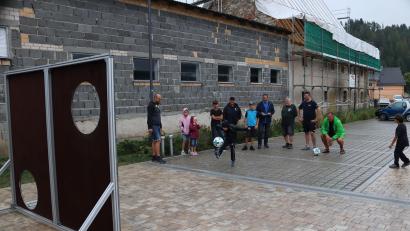 Bild: mrr
Beim Torwandschießen des SV Vilshofen auf dem Feuerwehrgelände hatten die Kinder viel Spaß