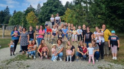 Bild: Leonie Panitzek/exb
Eine Sommerferien-Tour in den Wildpark Mehlmeisel unternahmen zwei der drei Mitterteicher Krabbelgruppen.