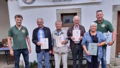 Bild: KSRK Mitterteich/exb
Ehrungen standen bei der KSRK Mitterteich an. Im Bild (von links) Vorsitzender Wolfgang Danler, Michael Hösl, Manfred Heinrich und Walter Siller sowie Evelin Badstieber und Stefan Badstieber.