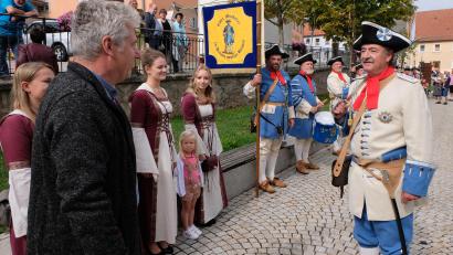 Bild: le
Die Landwehr ist angetreten, meldete Kommandant Franz Schmidt (rechts) dem Obersten Dienstherrn, Bürgermeister Robert Lindner (links).