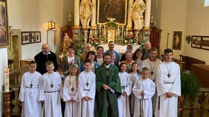 Bild: do
Unser Bild zeigt Pater Tomas Rostek (Bildmitte) beim Abschiednehmen im Kreise des liturgischen Dienstes und den Vertretern der kirchlichen Gremien der Pfarrei St. Georg.