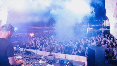 Bild: sfo
DJ Felix Kröcher legt Samstagnacht beim "After World"-Open-Air in Immenreuth auf. Die Leute vor der Bühne tanzen.