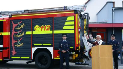 Bild: bey
Pfarrer Arnold Pirner segnet das neue Feuerwehrfahrzeug.