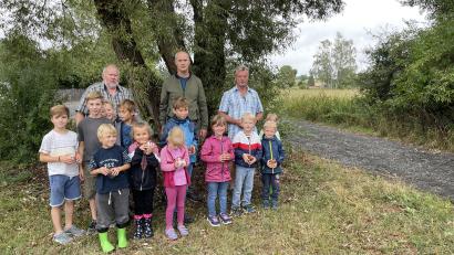 Bild: Ameisenschutzverein Tirschenreuth/exb
Ameisenschutzverein-Vorsitzender Michael Weiß, Thomas Döhler und Martin Schedl (von links) bei der Ferienaktion im Kreislehrgarten zusammen mit einigen der teilnehmenden Kinder.