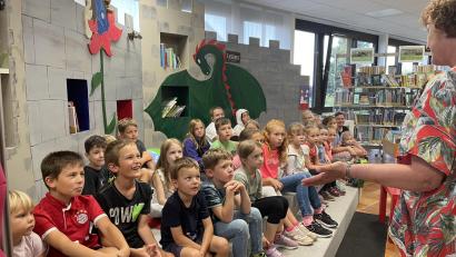 Bild: Bücherei Schwarzenfeld/Alexandra Kirst
Die Vorlesestunde im Ferienprogramm des Markts Schwarzenfeld begeisterte die Kinder.