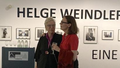 Bild: aks
Doris Dörrie (links) und Carla Weindler beim Besuch der Helge-Weindler-Ausstellung in Amberg.