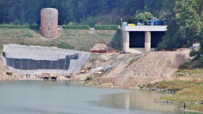 Bild: Thomas Dobler
Die Baustelle am Eixendorfer Staudamm hat ihre Besonderheiten. Der Wasserstand des Sees musste im Vorjahr dafür um sechs Meter abgesenkt werden. Auf diesem Niveau befindet sich auch die Arbeitsebene. Sechs Meter in die Tiefe entsteht eine dichte Baugrube.