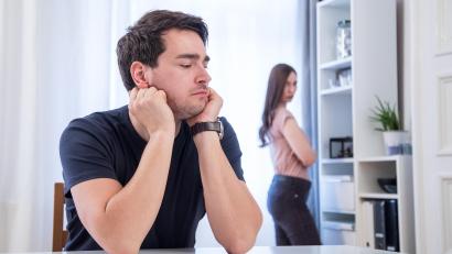 Bild: Christin Klose/dpa
Lieber am runden Tisch entscheiden, als es auf die Konfrontation ankommen zu lassen: Wer zieht nach der Trennung aus der gemeinsamen Wohnung aus?