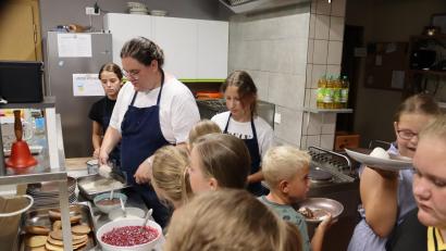 Bild: mrr
Die Ferienkinder kochen und backen mit Susanne Richthammer leckere Speisen.