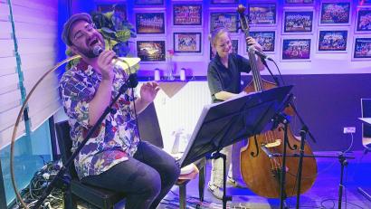 Bild: ck
James Pflaum und Susi Lotter begeistern bei ihrem Wohnzimmerkonzert im Restaurant der Stadthalle Vohenstrauß.