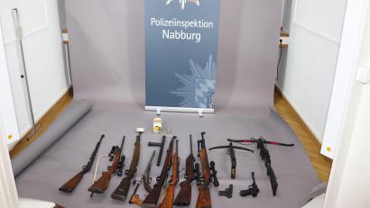 Bild: Polizei Nabburg/exb
Die Nabburger Polizei stellte bei einem 52-Jährigen eine ganze Reihe scharfer Waffen, Munition und Sprengstoff sicher.