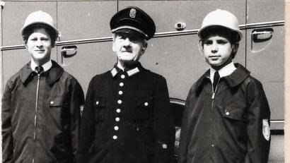 Repro: dob
Das älteste Feuerwehrmitglied mit 89 Jahren war damals Jakob Fischer – und die jüngsten Johann Gilch (links) und Peter Solmsdorf (rechts).