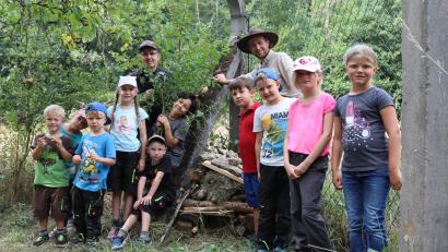 Bild: mrr
Albert Stepper vom OGV und Naturpark-Ranger Jonas Nelhiebel (von links) bauten mit den Ferienkindern ein umweltfreundliches Igelhaus.