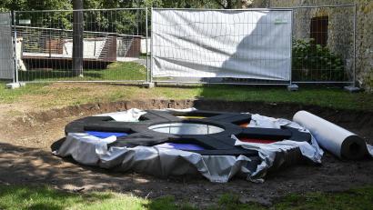 Bild: Petra Hartl
Das hätten sich auch viele Leute gewünscht, die heute erwachsen sind. Am Amberger Pioniersteg steht jetzt ein ebenerdiges Trampolin. 18.000 Euro hat es gekostet, denn es soll etwas sein, mit dem die Kinder aufwachsen können.