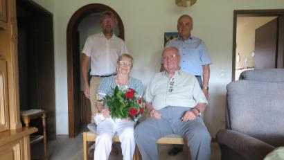 Bild: jzk
Zweiter Bürgermeister Hermann Schraml (hintere Reihe von links) und stellvertretender Landrat Günter Kopp gratulierten Inge und Werner Krauße zur Eisernen Hochzeit.