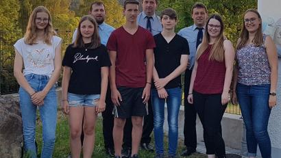 Bild: gi
Vorsitzender Günter Pösl (rechts), Kommandant Josef Neuber (links) sowie Jugendwart Bernd Martin (Mitte) freuten sich, dass sieben Nachwuchskräfte in die Feuerwehr eingetreten sind.