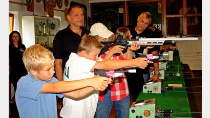 Bild: R. Kreuzer
An die Schießstände, zuerst ohne Waffen, dann aber mit und unter Anleitung des Schützenmeisteramtes. Hinten links 1. Schützenmeister Roland Bäumler.