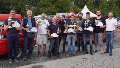 Bild: bkr
Die Pokalsieger beim Oldtimertreffen in Kemnath (von links): Hartmut Egeter, Erwin Doll, Thomas Leroy, Detlev Möstl, Elmar Högl vom KEM-Verband, Thomas Scherm, Fritz Pikale, Christoph Ferber, Hubert Hecht, Dennis Kux und Bürgermeister Roman Schäffler.