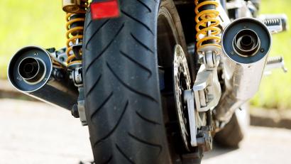 Symbolbild: Oliver Berg/dpa
Ein dB-Killer "killt" die Lautstärke des Auspuffs eines Motorrads.