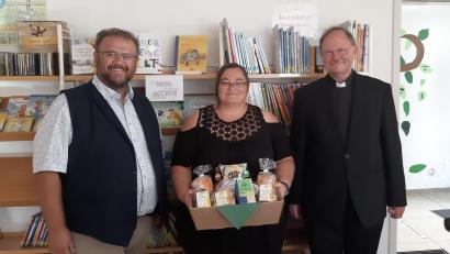 Bild: rpp
Bürgermeister Hans Walter (links) und Pfarrer Heribert Stretz (rechts) dankten Martina Reger herzlich für die Übernahme des Amtes der Büchereileitung in Kastl.