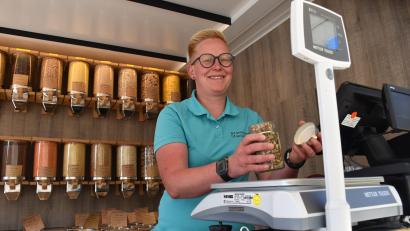 Bild: ubb
Denise Stiehl füllt die Ware ab und stellt das Gefäß dann auf die Waage. Selbstverständlich wird das Gewicht des mitgebrachten Gefäßes vorher gewogen und wieder abgezogen vom Preis.