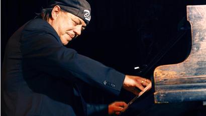 Bild:  Sascha Kletzsch/exb
Christian Willisohn, geboren in München, hat sich weltweit in der Blues-Szene einen Namen gemacht. Im Kunsthaus Waldsassen wird der Musiker am Samstag, 10. September, zu hören sein.