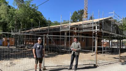 Bild: Matthias Meier, Landratsamt Schwandorf/exb
Landrat Thomas Ebeling informierte sich bei Stefan Jahreiss, dem Geschäftsführer der Höllohe, über den Baufortschritt am neuen Empfangsgebäude.