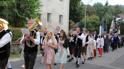 Bild: kro
Ein stattlicher Kirchenzug, angeführt von der Blaskapelle Thanhausen, bewegte sich durch die Straßen von Hohenthan zur Pfarrkirche.