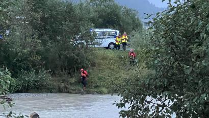 Bild: Georg Köchler/Zoom Tirol
Rettungskräfte sind am Unglücksort im Einsatz. Nach einem Raubüberfall auf seinen Vater ist ein Sechsjähriger in der Tiroler Ache in Österreich ums Leben gekommen.