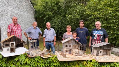 Bild: Krippenfreunde Amberg
Vorsitzender Reinhard Heldmann, Rudi Braun, Harald Reitmeier, Katharina Eckl mit Neffe Timo, Ronny Hog und Reinhold Scheiffele (von links) zeigen einige der Kripen-Kunstwerke.