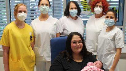 Bild: Kliniken Nordoberpfalz, Michael Reindl/exb
Glückliches Team und glückliche Mama mit Baby. Von links: Caroline Scheuerer (Station 90i/90f), Oberärztin Dr. Sophie Herzer, Elisabeth Luksch (Stationsleitung 32), Hebamme Ruth Mahal-Vollmayr und Assistenzärztin Hend Bouchaala gratulierten Mama Julia zur Geburt von Pia.