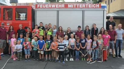 Bild: jr
28 Kinder verbrachten kurzweilige Stunden bei der Feuerwehr Mitterteich. Mit im Bild FFW-Jugendwart Johannes Schmid (links) sowie (von rechts) Jugendbeauftragter Christoph Hampel und FFW-Vorsitzender Christian Grillmeier.