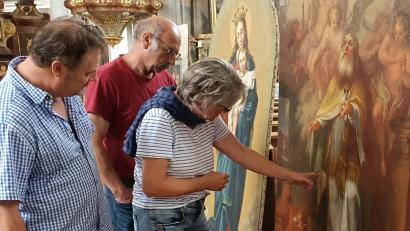 Bild: Thomas Sporrer/exb
Restauratorin Gabi Landskron aus Regensburg erläutert Kirchenpfleger Gerhard Hecht (links) und Kirchenverwaltungsmitglied Eduard Zoller das weitere Vorgehen beim über 200-jährigen Bild des Maurus Fuchs. Finanziell trägt die Diözese die Hälfte der Kosten, der Kirchenverwaltung in Griesbach bleibt ein lediglich vierstelliger Betrag.