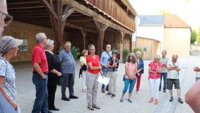 Bild: Landratsamt Tirschenreuth/exb
Mitglieder des Inititaktivkreises Tirschenreuth schauten sich im neuen Resl-Informationszentrum in Konnersreuth um.