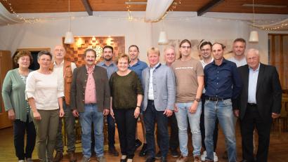 Bild: bnr
Barbara Ruhland (Mitte) wurde erneut als Kreisvorsitzende der CSU Arbeitsgemeinschaft ELF bestätigt. Zu Stellvertretern wurden Josef Reitinger ( Vierter von links) und Markus Schiesl (Achter von links) gewählt. Unser Bild zeigt die Vorstandschaft.