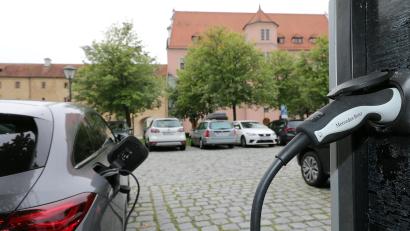 Bild: Wolfgang Steinbacher
Die Möglichkeit, im Innenhof des Landratsamts das E-Auto kostenlos mit Strom aufzutanken, endet Mitte Oktober.
