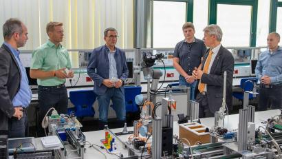 Bild:  Lindner/BSZ Neumarkt/exb
Durch die Kooperation können sich künftig Schüler ihre Leistungen aus der Technikerschule auf das Studium anrechnen lassen.