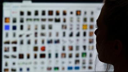 Symbolbild: dpa/Arne Dedert
Eine Kriminaloberkommissarin sitzt vor einem Auswertungscomputer bei Ermittlungen gegen Kinderpornografie und sexuellem Missbrauch.