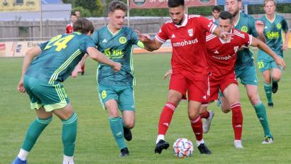 Bild: hoh
Die sonst so sichere Abwehr des SV Mitterteich (hier in Aktion im Spiel gegen den SC Schwabach) musste beim Gastspiel in Stadeln drei Gegentreffer hinnehmen.