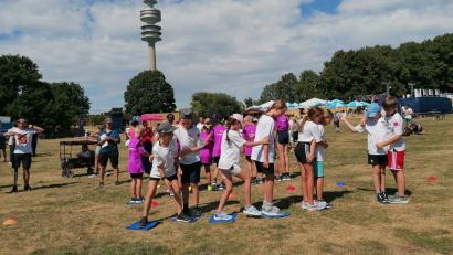 Bild: Hollweck/Zielbauer/Schule Rieden/exb
Die Riedener Drittklässler bei Bewegungs- und Denkaufgaben bei den Münchener „Beweg-Dich-Schlau-Championships“.