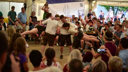 Bild: Michael Altrichter/exb
Die Kirwapaare zeigten einen originellen Showtanz mit wechselnden Musikstücken