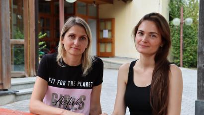 Bild: olr
Hier sind sie mit ihren Töchtern in Sicherheit: Khrystyna Arsenova (38, links) und ihre Schwägerin Khrystyna Arsenova (34, rechts) vor dem Hirschauer Josefshaus.