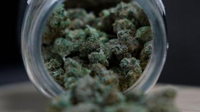 Symbolbild: Paul Sancya
Marihuana-Knospen liegen in einem Glas (Symbolbild). Bei einem 38-Jährigen aus dem Landkreis wurden knapp 85 Gramm der Droge gefunden.