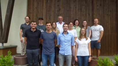 Bild: bk
Dreifacher Platztausch im Fürungsteam des Kirwavereins: Vorsitzender Marco Gollwitzer, Stellvertreter Ralp Egeter, Schriftführer Benedikt Ach, Kassier Anna Schwirzer (vorne, von links) mit den Beisitzern. Ihnen gratulieren die Bürgermeister Ludwig Biller und Severin Hirmer (hintere Reihe, Vierter und Sechster von rechts)